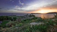 Sunset dari Pulau Lastavica. Rencananya resort tersebut akan rampung pada pertengahan tahun 2021. Kamu berani menginap? (hercegnovi.travel)