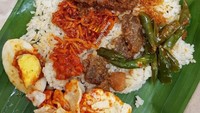 Umumnya nasi gurih Medan dibungkus daun. Lauknya telur balado, rendang daging, kering kentang dan sambal hijau yang khas. Foto: Instagram @nyantapnyantap