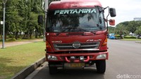 Diduga sopir yang membawa mobil tangki disandera.