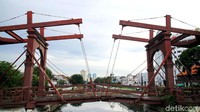 Restorasi diperlukan karena jembatan mulai mengalami kerusakan di beberapa bagian.