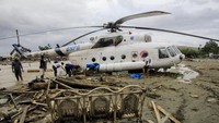 Helikopter milik BNPB bergeser dari tempatnya akibat banjir bandang. ANTARA FOTO/Gusti Tanati.