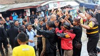 Jauh dari kata mencekam, mereka saling bersalaman dengan senyum yang mengembang di akhir acara Perang tersebut.