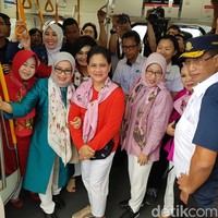 Tampak rombongan kompak memakai celana putih, termasuk Iriana. Tak hanya itu, busana mereka dipadukan dengan scarf bernuansa floral dalam warna yang berbeda-beda. Bila dilihat lebih dekat, ada nama Iriana Jokowi yang tertulis di setiap scarf tersebut.  Foto: Indra/detikcom