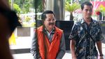 Diperiksa Sebagai Tersangka, Sibron Azis Tersenyum