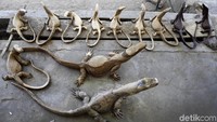 Karya-karya Ishaka Mansur dipajang di salah satu toko souvenir di area wisata Pulau Komodo.