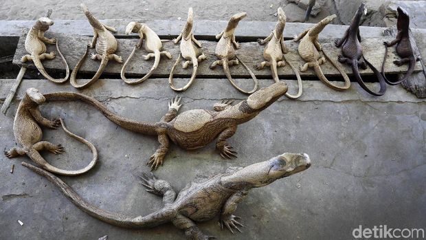 Suvenir komodo yang dijajakan pedagang setempat 