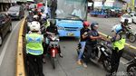 Terobos Jalur Busway di Jatinegara Puluhan Pemotor Ditilang