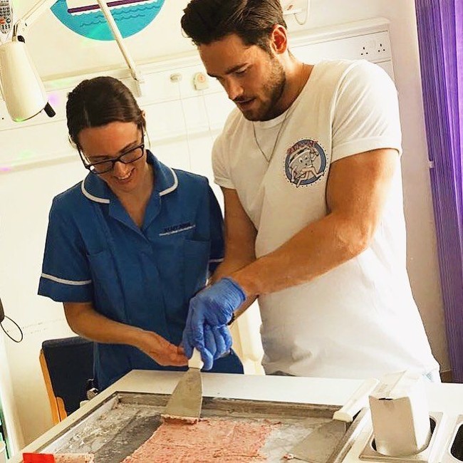 Es krim membuatmu terlihat seksi, ucapnya lagi. Video yang di-posting saat peringatan Hari Perempuan Sedunia itu jadi viral dan dilihat sebanyak 6,8 juta kali di Twitter dan memunculkan ribuan respon. Ada yang menikmati pertunjukan Rob, tapi tak sedikit pula merasa terganggu dan menganggap video tersebut provokatif. Foto: Instagram/@robhuysinga