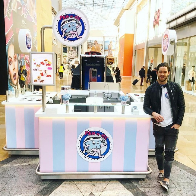 Sadar video nya jadi kontroversi, Rob pun minta maaf dan memberikan klarifikasi. Ia mengaku hanya berusaha membawa kesan bahagia dan ceria pada brand es krim bernama Pan n Ice tersebut. Namun ternyata responnya tidak seperti yang ia bayangkan. Foto: Instagram/@robhuysinga