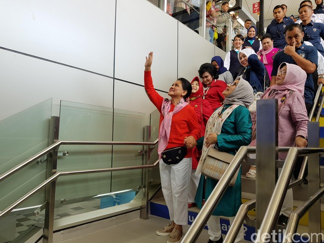 Iriana sendiri memakai scarf yang berwarna pink untuk memaksimalkan gayanya. Sebagai atasan, ibu tiga anak itu mengandalkan sweater merah dari Burberry. Foto: Indra Komara/detikcom