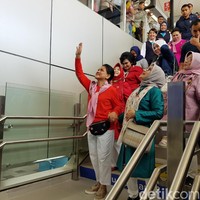 Iriana sendiri memakai scarf yang berwarna pink untuk memaksimalkan gayanya. Sebagai atasan, ibu tiga anak itu mengandalkan sweater merah dari Burberry. Foto: Indra Komara/detikcom