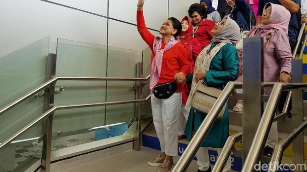 Kesan Iriana Jokowi Jajal MRT Jakarta: Mantap!
