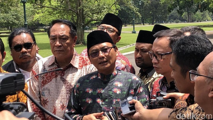 Ketum FBR Tak Bakal Pecat Anggota Pose 2 Jari Saat Deklarasi Pro-Jokowi