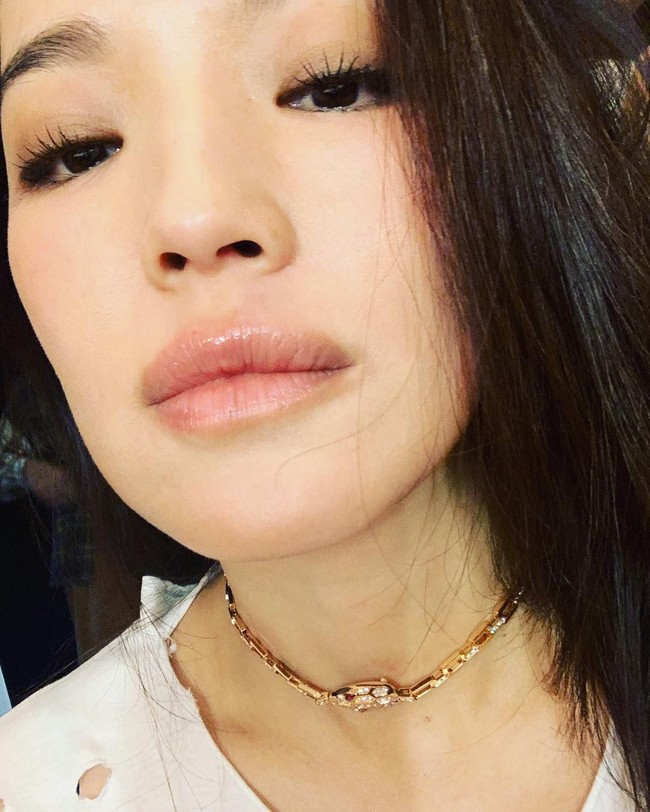 Shu Qi sendiri memang tidak punya kulit yang sangat putih tapi tidak juga gelap. Tampaknya Shu Qi bangga dengan kulitnya yang kuning itu sehingga tidak suka ketika seseorang mengedit warna naturalnya. Hal ini pun didukung sejumlah netizen yang juga sependat dengannya. Foto: Instagram @sqwhat