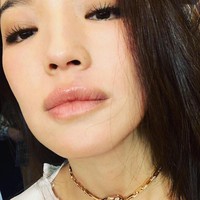 Shu Qi sendiri memang tidak punya kulit yang sangat putih tapi tidak juga gelap. Tampaknya Shu Qi bangga dengan kulitnya yang kuning itu sehingga tidak suka ketika seseorang mengedit warna naturalnya. Hal ini pun didukung sejumlah netizen yang juga sependat dengannya. Foto: Instagram @sqwhat