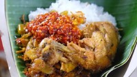 Sambal tauco udang dan buncis jadi ciri khas nasi gurih Medan. Tambah ayam goreng dan sambal, mantul! Foto: Instagram @wilsonsw