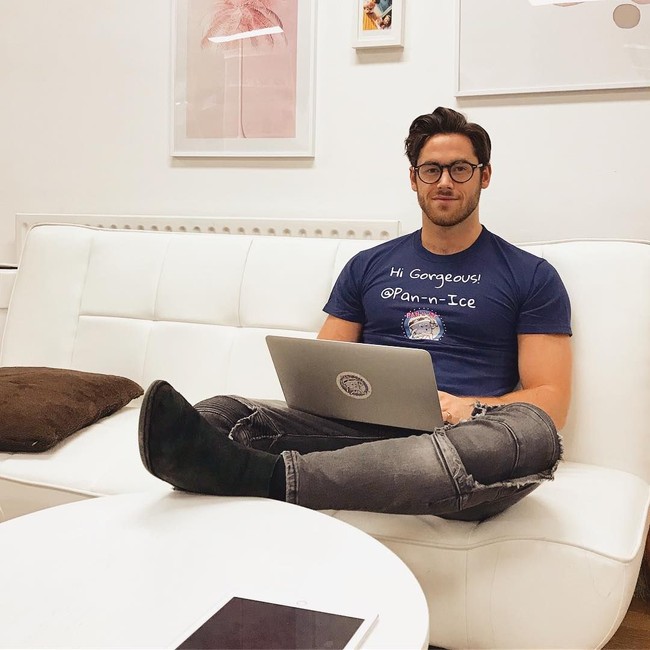 Ini untuk semua wanita di luar sana, kata Rob, sambil menuangkan bahan es krim dan meraciknya langsung di atas ice pan. Pria 24 tahun itu terlihat bergoyang dengan gestur dan tatapan mata menggoda. Foto: Instagram/@robhuysinga