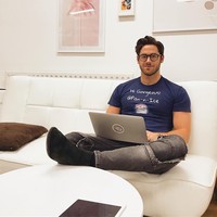 Ini untuk semua wanita di luar sana, kata Rob, sambil menuangkan bahan es krim dan meraciknya langsung di atas ice pan. Pria 24 tahun itu terlihat bergoyang dengan gestur dan tatapan mata menggoda. Foto: Instagram/@robhuysinga