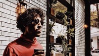 Ngopi jadi salah satu favoritnya di pagi hari. Kira-kira aktor sekaligus penulis lagu ini suka kopi yang seperti apa ya? Foto: Instagram@randydanistha