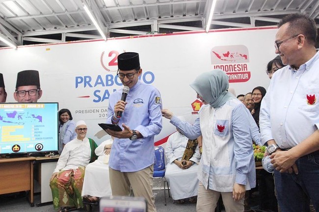 Nur Asia Uno pernah mengunggah momen ketika dia digoda Sandiaga Uno di depan publik hingga dirinya gemas pada sang suami dan mencubit manja pria tersebut. Pakar pernikahan Susan Heitler mengungkapkan, senyum, kontak mata, sentuhan, pelukan atau ucapan singkat seperti pendapat kamu bagus, tindakan-tindakan ringan itu bisa mengingatkan pasangan kalau mereka saling mencintai.