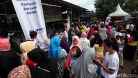 Warga tampak antusias untuk membeli paket pangan murah seharga Rp 10 ribu.