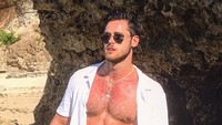 Seperti turis kebanyakan yang menikmati pantai, Rob tak segan memamerkan perut sixpack, yang bikin kaum hawa salah fokus. (robhuysinga/Instagram)