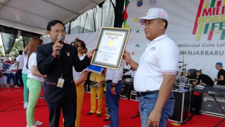 Gelar Layanan SIM Keliling 72 Jam Nonstop di MRSF, Polda Kalsel Raih MURI Gelar Layanan SIM Keliling 72 Jam Nonstop di MRSF, Polda Kalsel Raih MURI