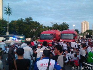 Masih di Monas, Mobil Pertamina yang Dibajak Pendemo Sudah Dikuasai Polisi