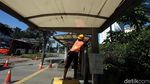 Potret Petugas Bongkar Halte Bus Lama di Sudirman-Thamrin