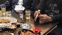 Randy bersama dengan saudara kandungnya terlihat kompak menikmati daging panggang bergaya Jepang.  Foto: Instagram@randydanistha