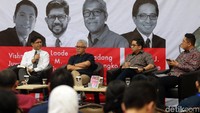 Sejumlah tokoh turut hadir dalam acara peluncuran buku dan diskusi tersebut diantaranya Wakil Ketua KPK, Laode M Syarief (kiri), Sekjen TII Dadang Tri Sasongko (kedua kiri), pengamat politik CSIS Philips J. Vermonte (kedua kanan) dan penulis buku Vishnu Juwono (kanan).