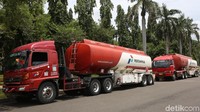 Dua mobil tangki BBM itu berisi biosolar dalam kondisi penuh.