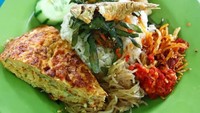 Kalau yang ini lauk pilihannya telur bebek dadar yang tebal. Dilengkapi sambal, teri kacang dan tumis suun. Mari sarapan! Foto: Instagram @mr.thamciak