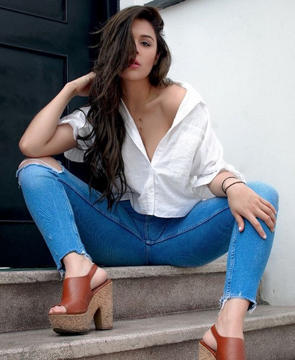 Yuk kenalan dengan Alexandra Mendez, model seksi dari Venezuela. Pada satu sesi wawancara, Alexandara sempat membuat pengakuan menghebohkan bahwa dirinya pernah dikirimi pesan wahatsapp nakal oleh Cristiano Ronaldo. (Instagram/@alexandramendezof)