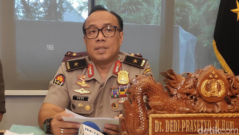 Polri Cek Video Pria Berseragam Cokelat Ikut Yel-yel Jokowi Yes Polri Cek Video Pria Berseragam Cokelat Ikut Yel-yel Jokowi Yes