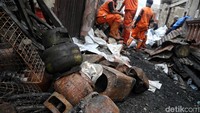 Petugas sempat mengalami kesulitan mencari sumber air untuk memadamkan api, karena got di sekitar lokasi dalam kondisi kering. Lokasi kebakaran yang berada di dalam gang turut menjadi kendala pemadaman hingga pagi harinya.