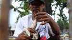 Aksi Warga Ramai-ramai Mancing Ikan di Kali Gunung Sahari