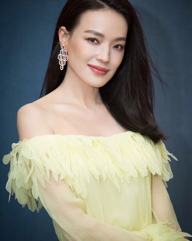 Dilansir Nextshark, Shu Qi sendiri dikenal sebagai sosok yang suka berterus terang. Kontras dengan penampilannya yang cantik dan anggun terkadang wanita yang kerap memenangkan penghargaan film bergengsi itu juga sering blak-blakan. Foto: Instagram @sqwhat