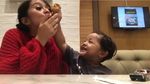 Lahirkan Anak Kedua, Intip Momen Kulineran Chua Bareng Putra Pertamanya