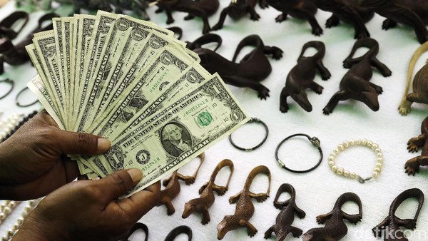 Semarak Penjual Souvernir di Pulau Komodo