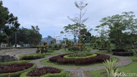 Inilah Taman Sabilulungan di depan Gedong Sabilulungan Pemkab Bandung, Jawa Barat. Di sekitar taman tersebut, Anda bisa duduk di kursi kayu dan beton yang disediakan (Wisma Putra/detikcom)