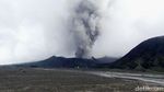Limpasan Air Membelah Lautan Pasir Gunung Bromo