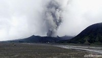 Aktivitas Gunung Bromo meningkat sepekan terakhir. Kali ini Bromo menyemburkan abu vulkanik dan asap pekat kecokelatan.