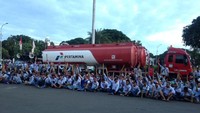 Saat hendak memasuki pintu Tol Ancol, tiba-tiba ada sekitar 10 orang turun dari sebuah mobil sejenis pikap mengambil alih kemudi sambil membentak-bentak sopir. (Foto: Dok. Serikat Pekerja Awak Mobil Tangki Pertamina)