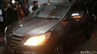 Tidak ada pernyataan dari para penyidik KPK. Setelah berkemas, mereka langsung masuk ke tiga unit mobil yang telah terparkir dan dengan sesegera mungkin meninggalkan lokasi.