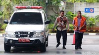 Kasatker SPAM Strategis/PPK SPAM Lampung Anggiat Partunggul Nahot Simaremare tiba di gedung KPK, Jakarta, Senin (18/3/2019).