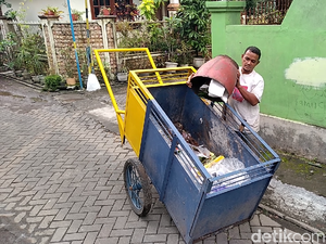 Berbekal Nekat, Tukang Sampah di Malang Ini Maju Nyaleg