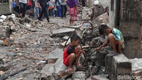 Kebakaran itu diperkirakan telah melalap ratusan rumah penduduk.