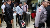 Penyidik KPK keluar gedung Kementerian Agama (Kemenag), Jalan Lapangan Banteng, Jakarta Pusat, Senin (18/3/2019) malam.