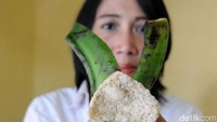 Perajin menunjukan kerupuk dari olahan kulit pisang.